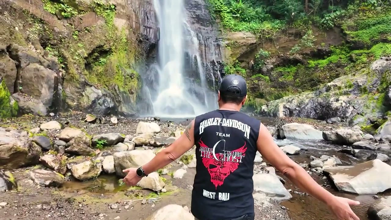 背中のTHE GHOSTを滝に向けて｜2026年8月 バリ島ハーレーツーリング — TEAM THE GHOST West Bali