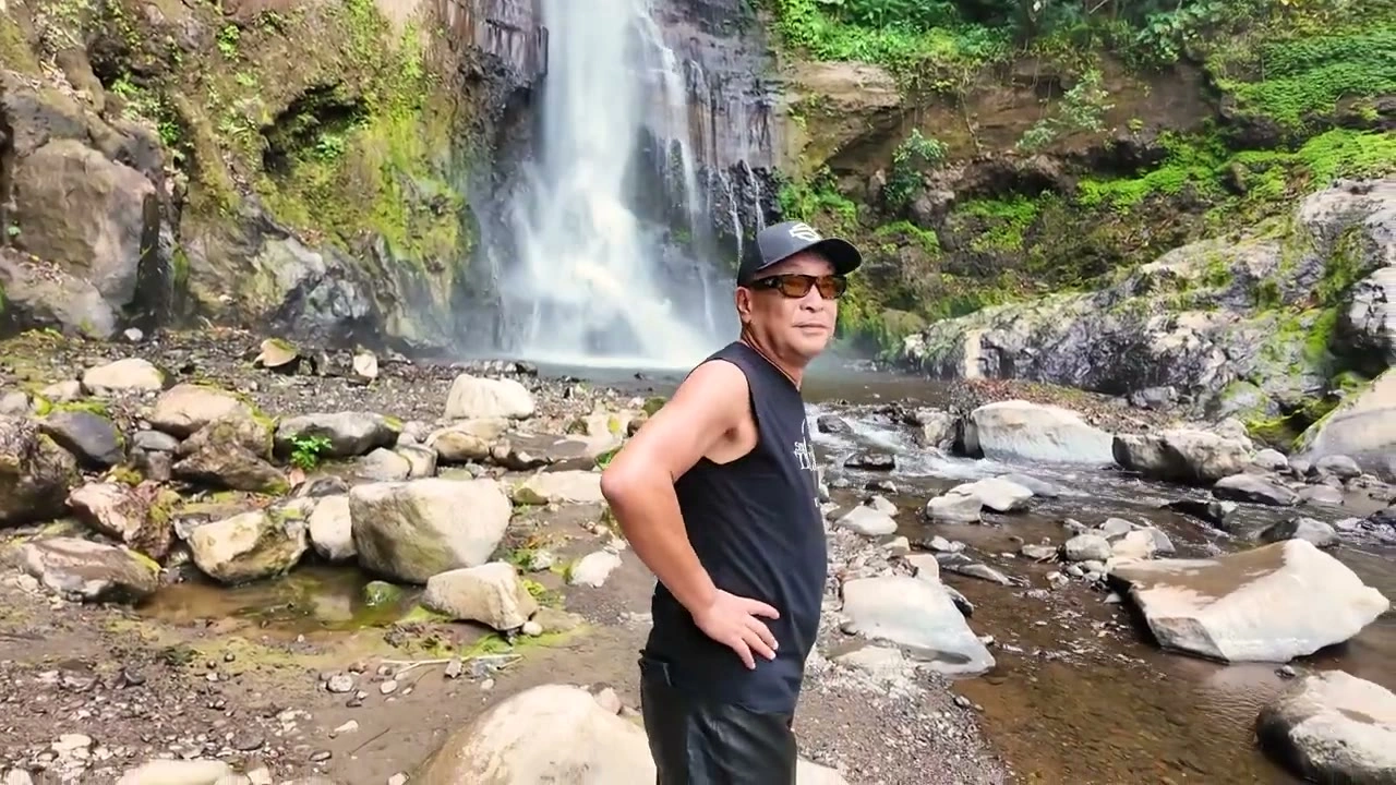 滝つぼの岩場に立つメンバー｜2026年8月 バリ島ハーレーツーリング — TEAM THE GHOST West Bali