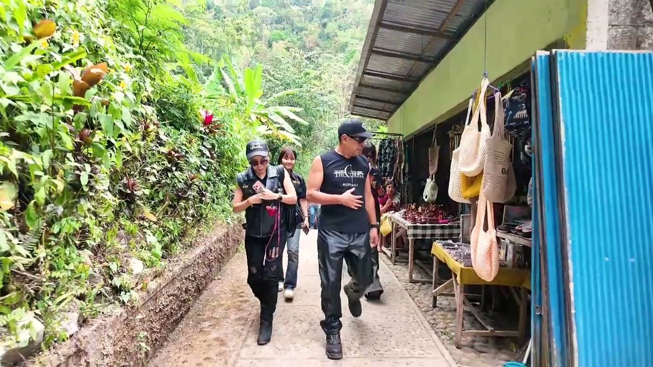 市場の細い路地を仲間と歩く｜2026年8月 バリ島ハーレーツーリング — TEAM THE GHOST West Bali