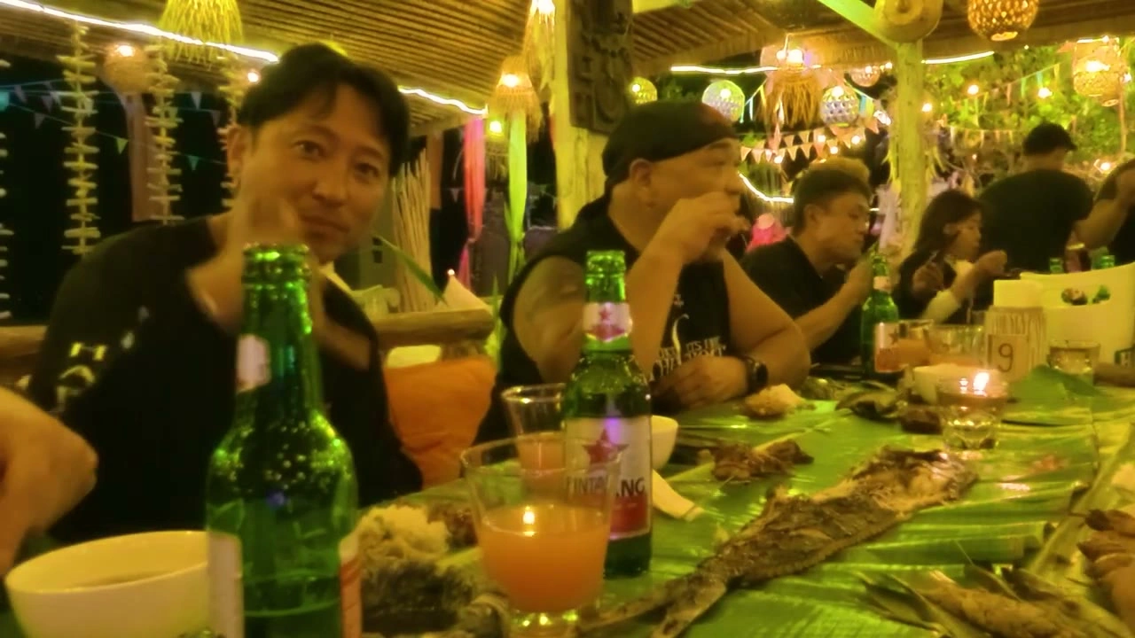 夜の宴が始まる、バナナの葉に並んだごちそう｜2026年8月 バリ島ハーレーツーリング — TEAM THE GHOST West Bali