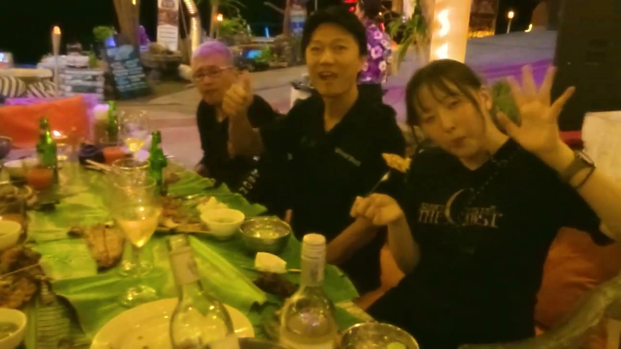 ピースサインで応える夕食の席｜2026年8月 バリ島ハーレーツーリング — TEAM THE GHOST West Bali