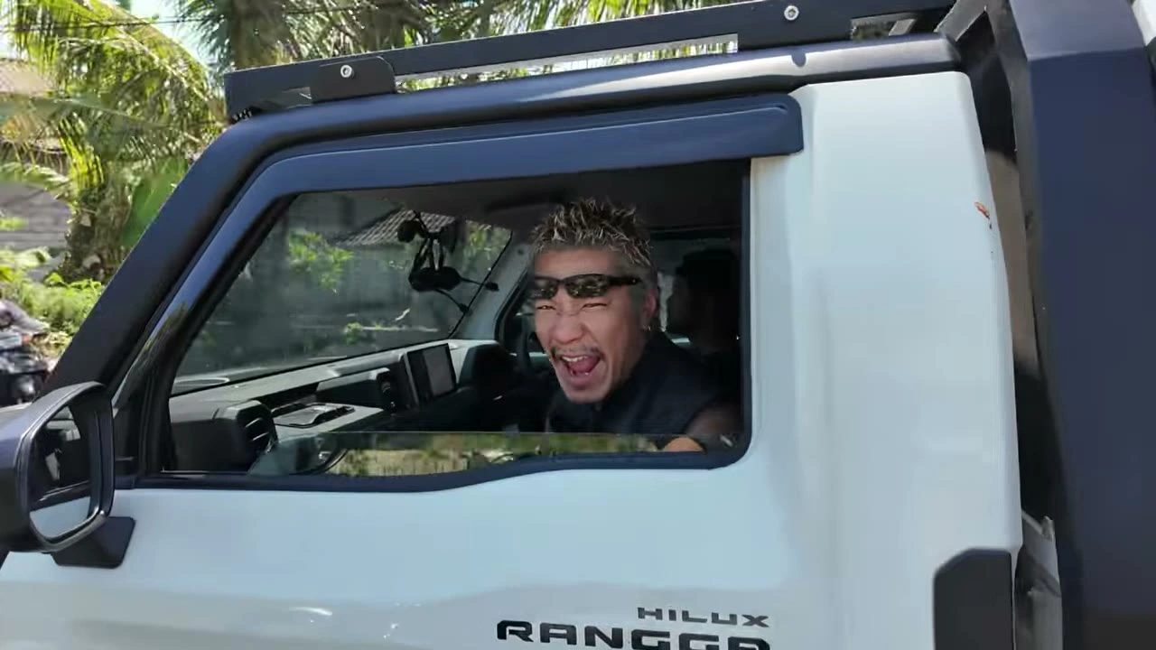 運転席の窓から、はじけるような笑顔｜2026年8月 バリ島ハーレーツーリング — TEAM THE GHOST West Bali