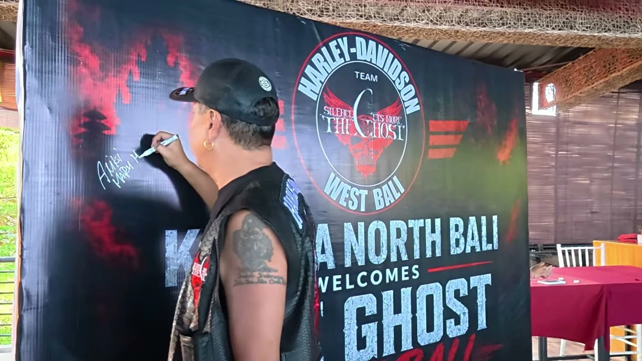 歓迎の横断幕に、腕まくりでサインを入れる｜2026年8月 バリ島ハーレーツーリング — TEAM THE GHOST West Bali