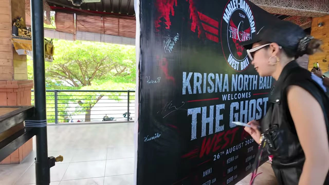 一人ずつ、自分の名前を書き込んでいく｜2026年8月 バリ島ハーレーツーリング — TEAM THE GHOST West Bali