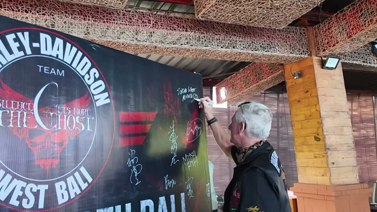 思いを込めてペンを走らせるメンバー｜2026年8月 バリ島ハーレーツーリング — TEAM THE GHOST West Bali