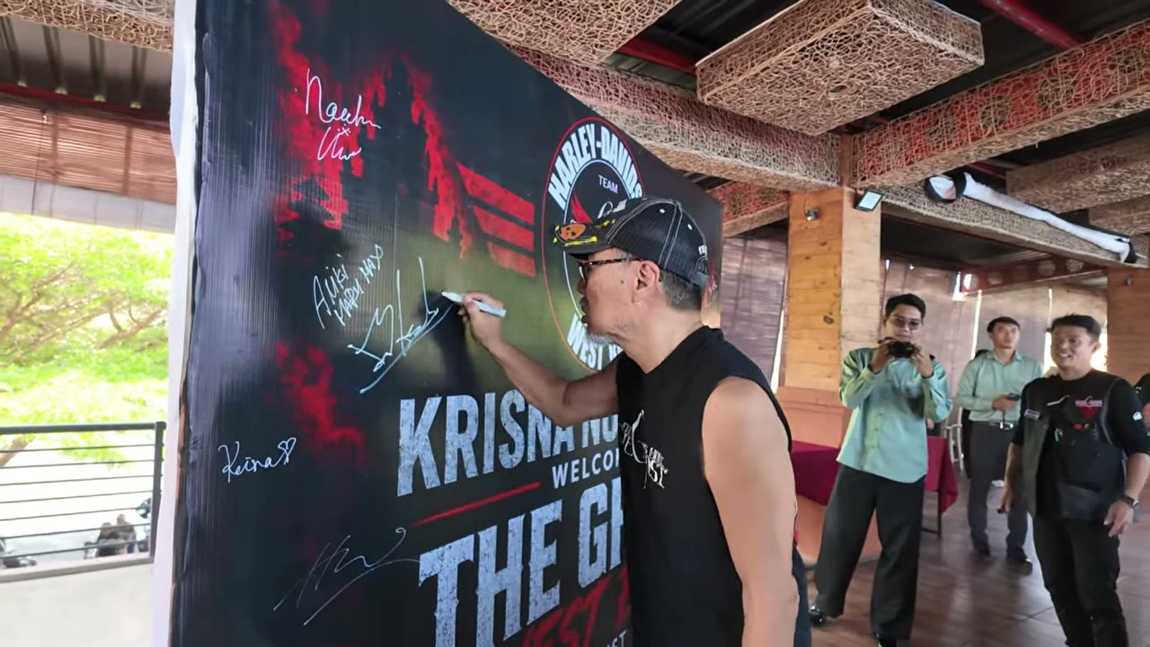 現地スタッフに見守られながらのサイン｜2026年8月 バリ島ハーレーツーリング — TEAM THE GHOST West Bali