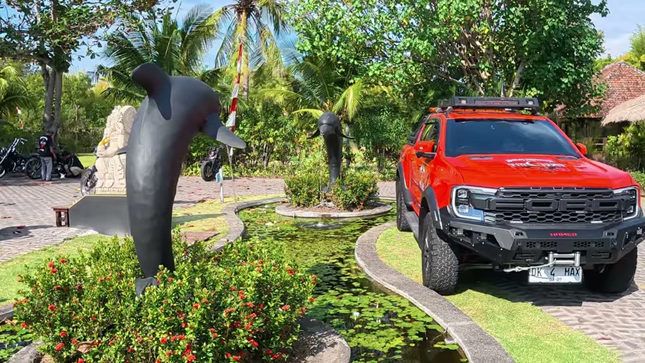 ロビナのイルカ像に到着、赤いサポートカーと｜2026年8月 バリ島ハーレーツーリング — TEAM THE GHOST West Bali