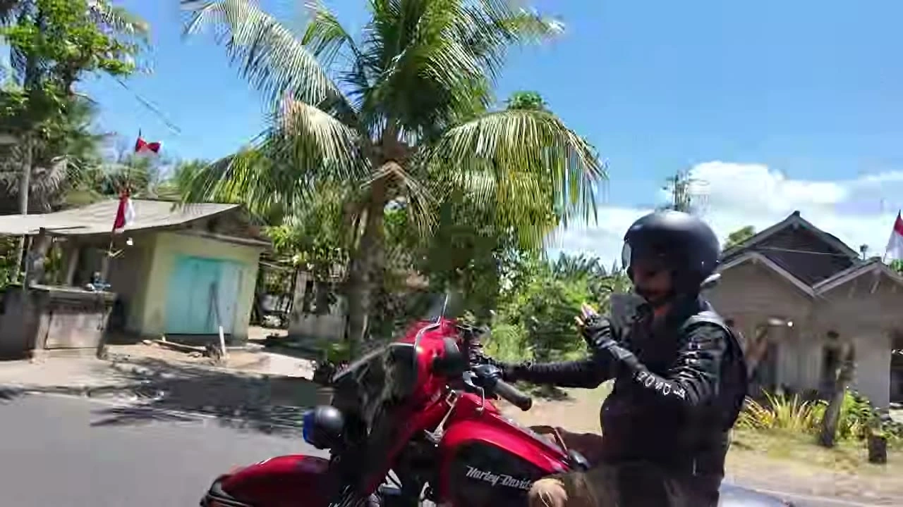 赤いバガーを駆るライダー｜2026年8月 バリ島ハーレーツーリング — TEAM THE GHOST West Bali
