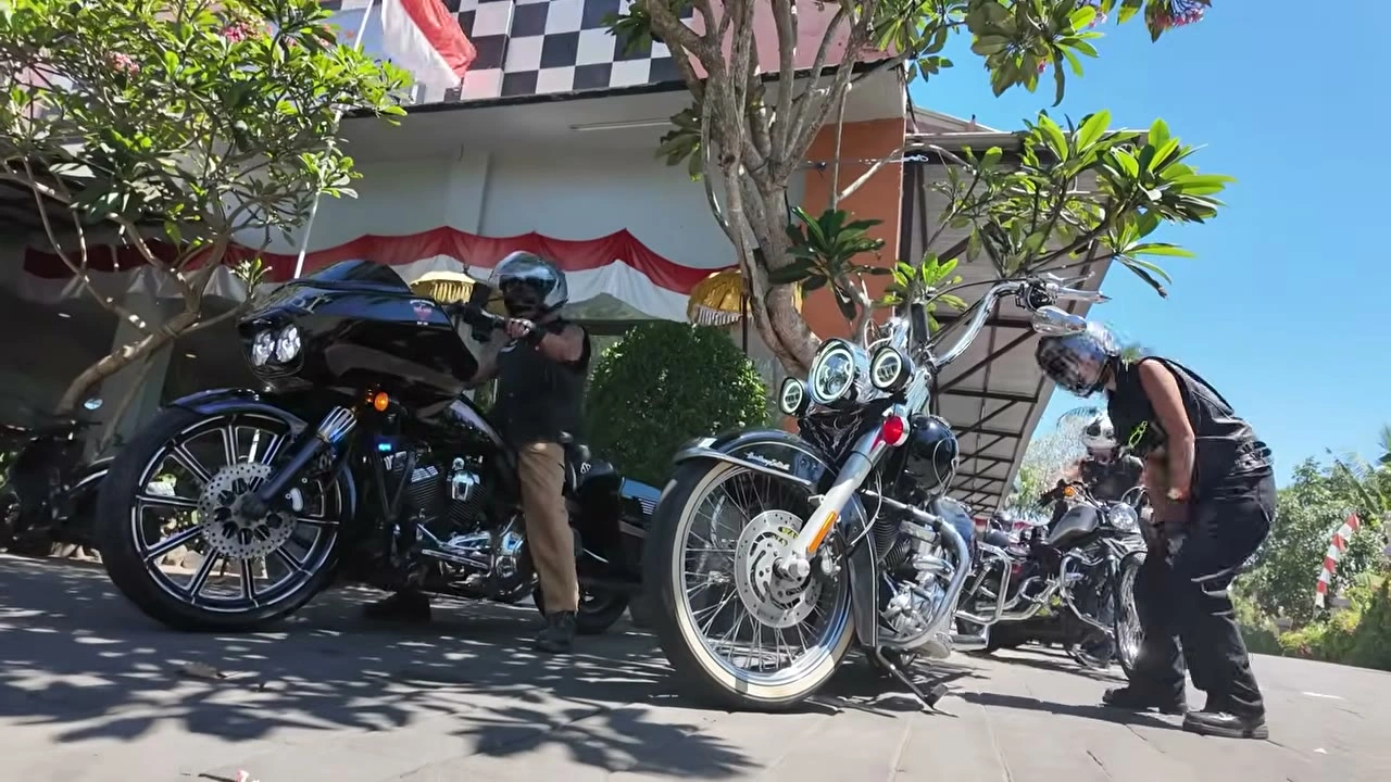 旗の並ぶ店先でひと休み｜2026年8月 バリ島ハーレーツーリング — TEAM THE GHOST West Bali