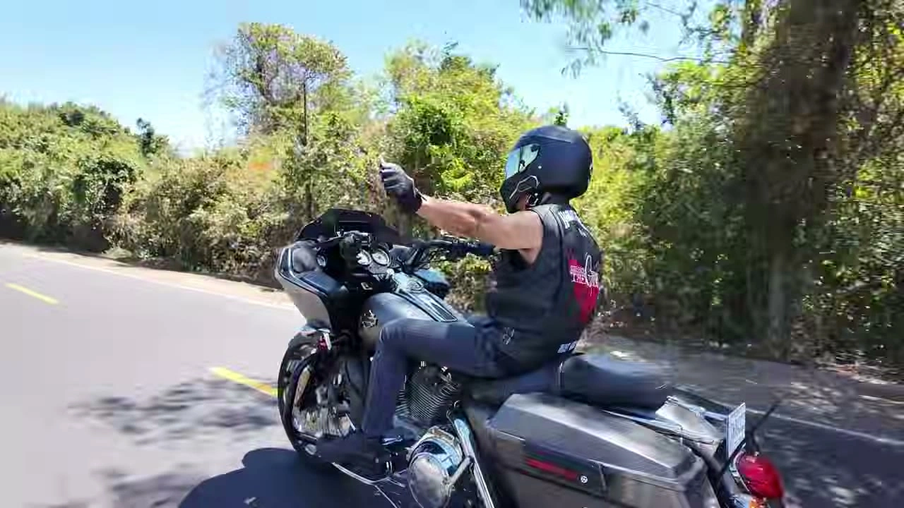 すれ違いざま、大きく手を振る｜2026年8月 バリ島ハーレーツーリング — TEAM THE GHOST West Bali