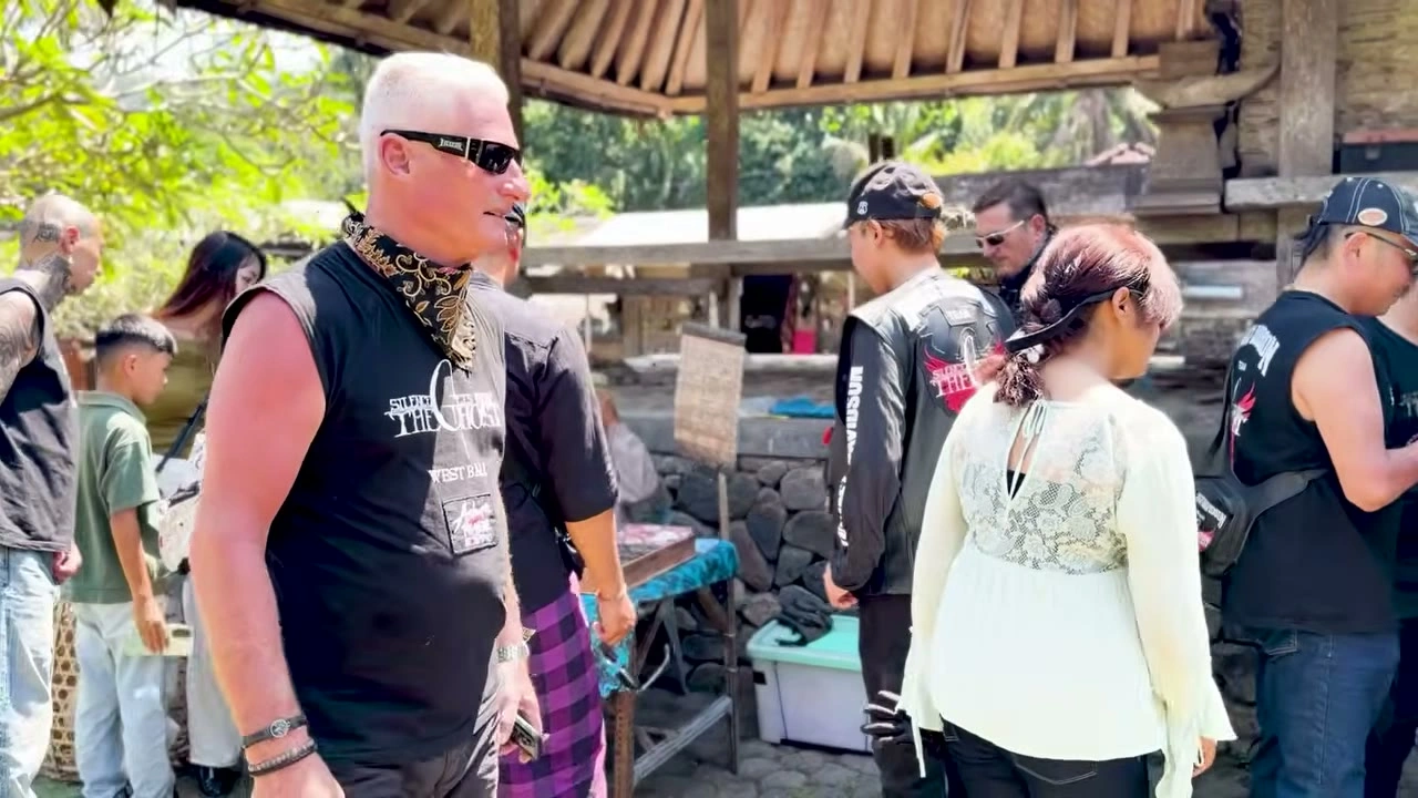 伝統の村の入口、受付の前に集まる｜2026年9月 バリ島ハーレーツーリング — TEAM THE GHOST West Bali