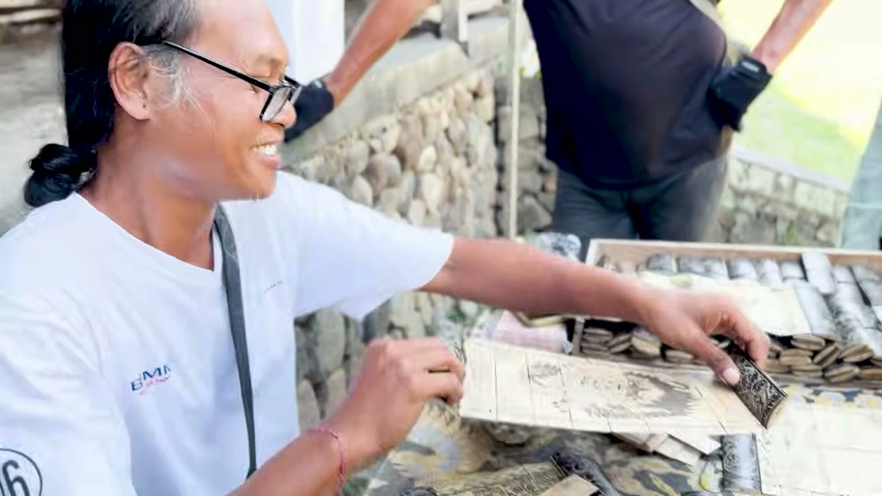 笑顔で描き方を見せてくれる村の職人｜2026年9月 バリ島ハーレーツーリング — TEAM THE GHOST West Bali