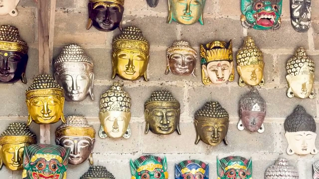 壁一面に並ぶ、金色の仮面｜2026年9月 バリ島ハーレーツーリング — TEAM THE GHOST West Bali