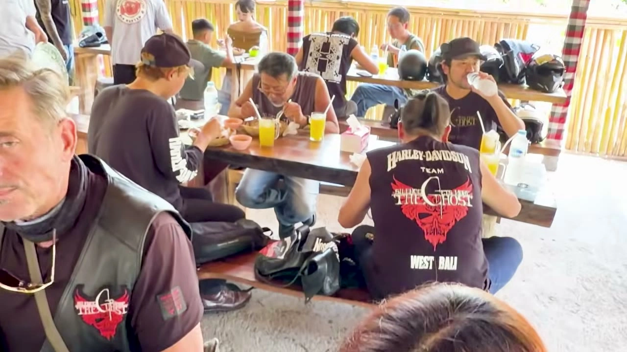 長いテーブルを囲むランチ｜2026年9月 バリ島ハーレーツーリング — TEAM THE GHOST West Bali