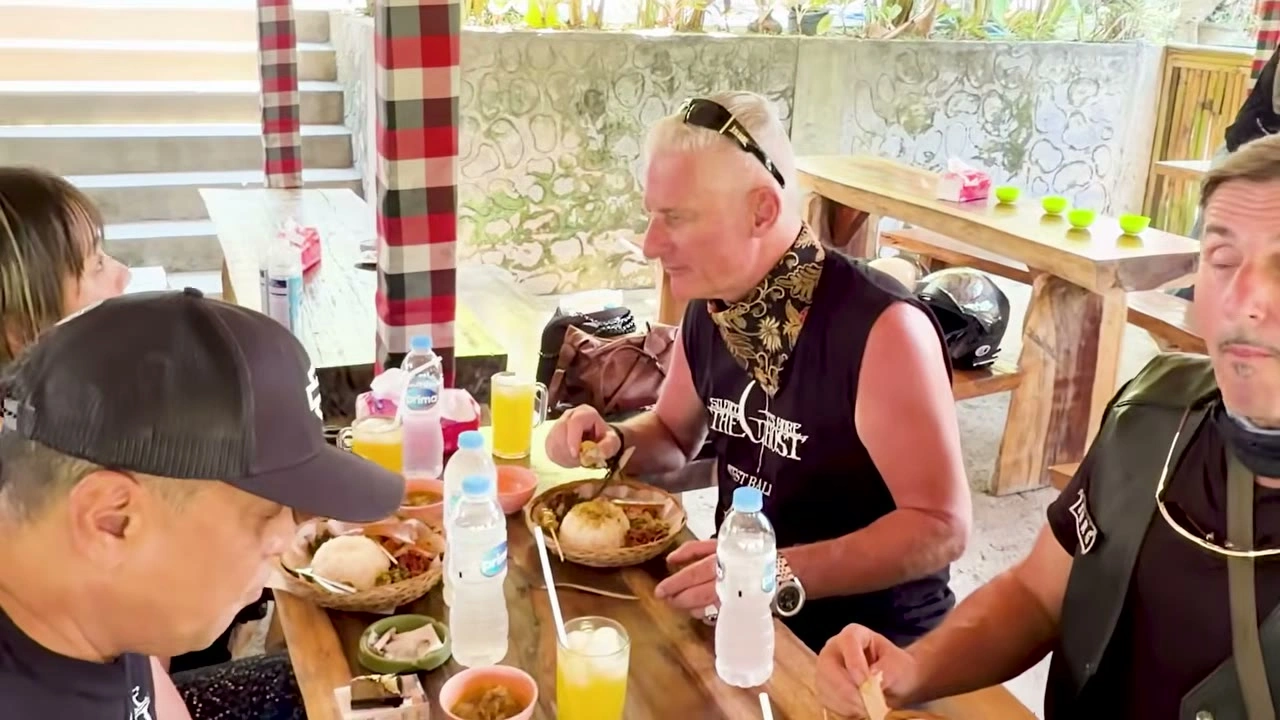 バリ料理を前に、食卓を囲む仲間たち｜2026年9月 バリ島ハーレーツーリング — TEAM THE GHOST West Bali
