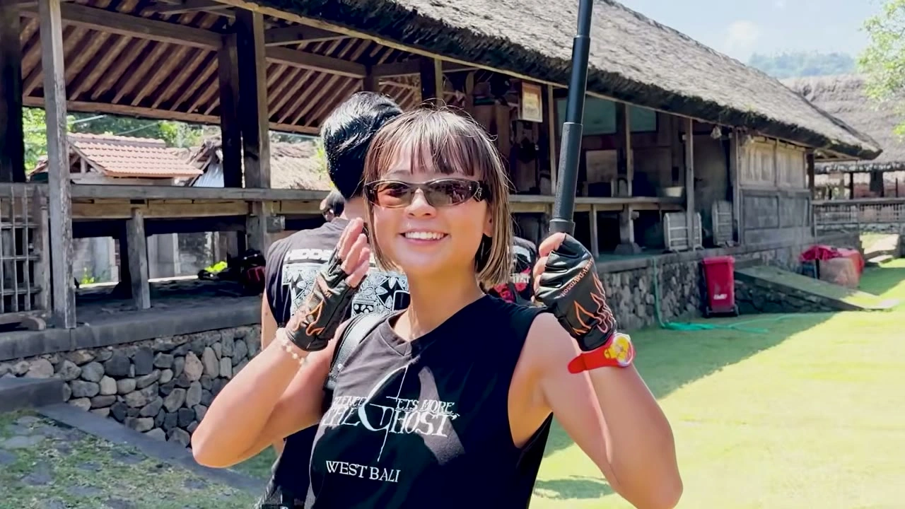 茅葺きの長屋の前で、笑顔のポーズ｜2026年9月 バリ島ハーレーツーリング — TEAM THE GHOST West Bali