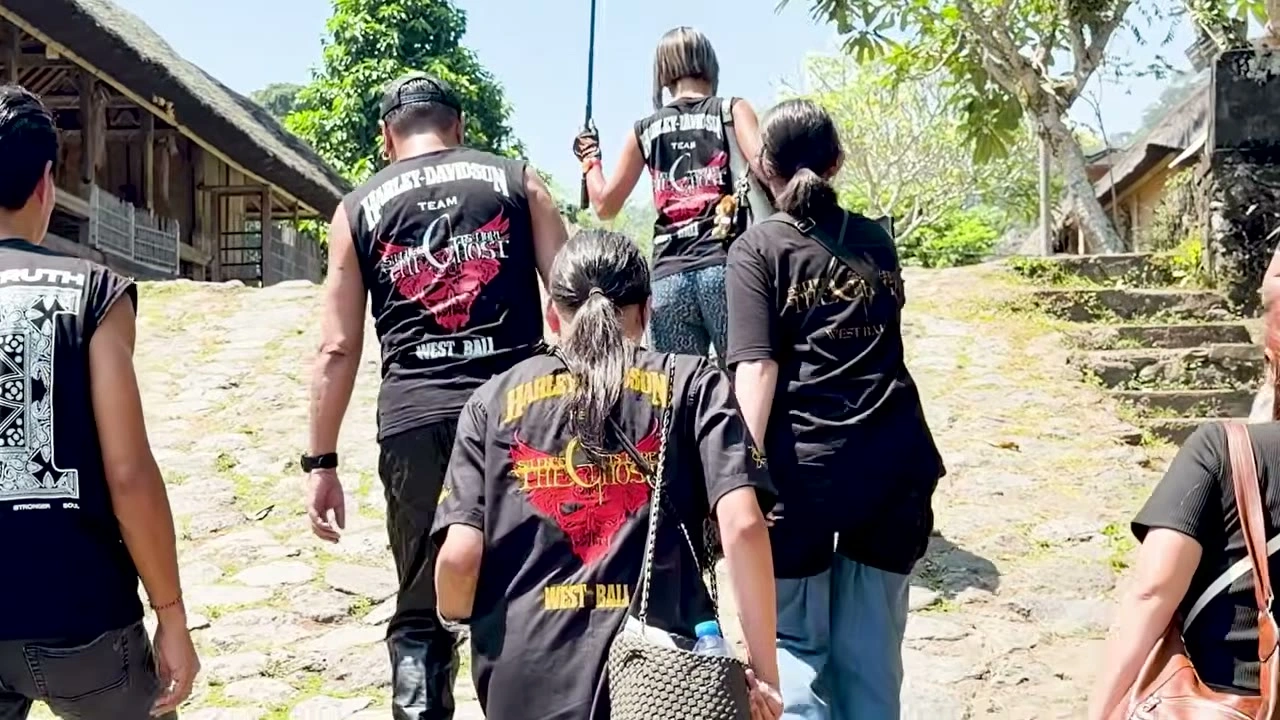 石畳の坂道を、村の奥へ歩くメンバー｜2026年9月 バリ島ハーレーツーリング — TEAM THE GHOST West Bali