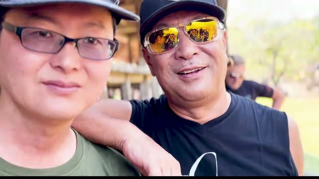肩を組んで笑う二人｜2026年9月 バリ島ハーレーツーリング — TEAM THE GHOST West Bali