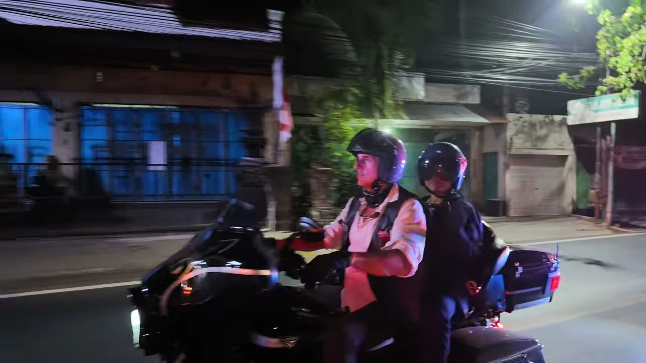 夜道をタンデムで走る二人｜2026年9月 バリ島ハーレーツーリング — TEAM THE GHOST West Bali