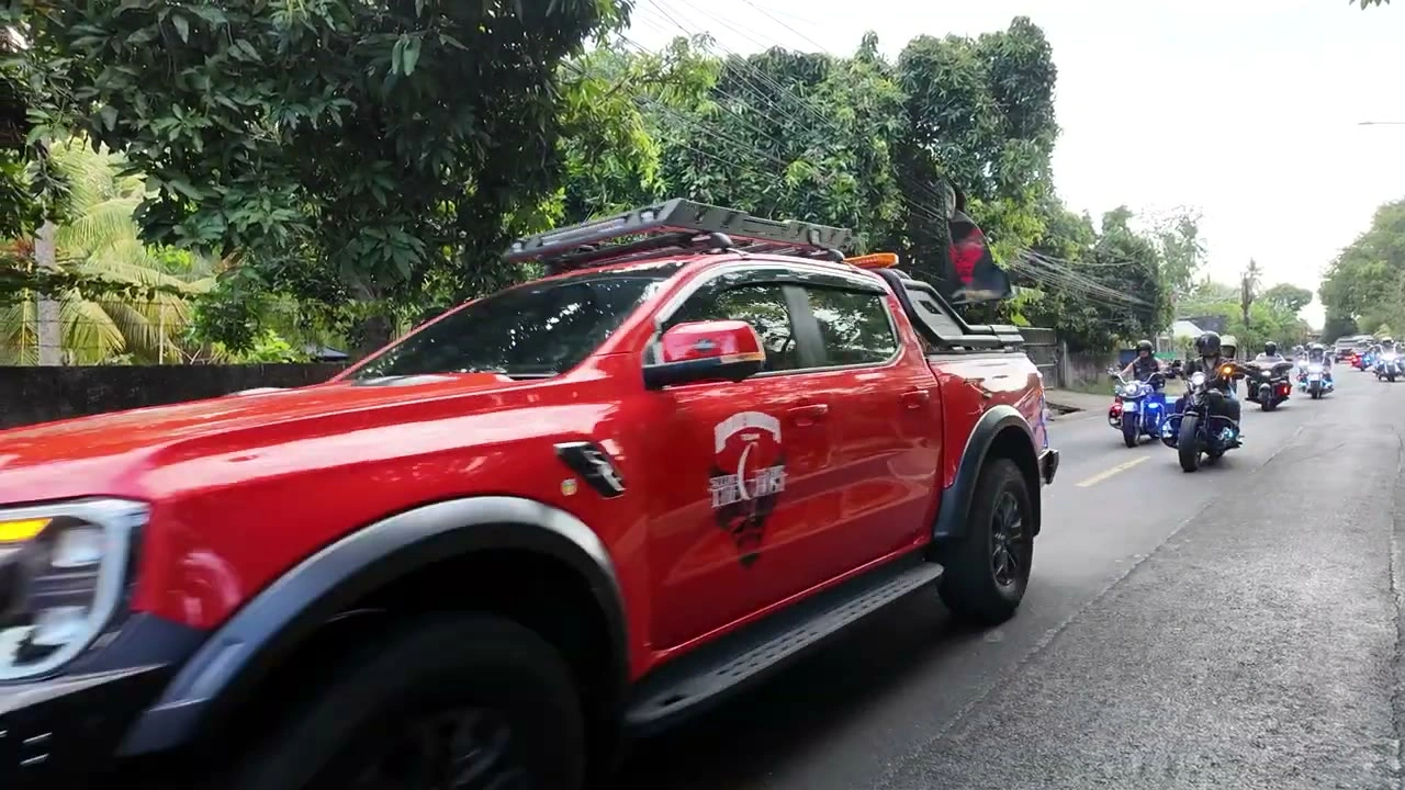 赤いサポートカーと、その後ろに続く仲間たち｜2026年9月 バリ島ハーレーツーリング — TEAM THE GHOST West Bali