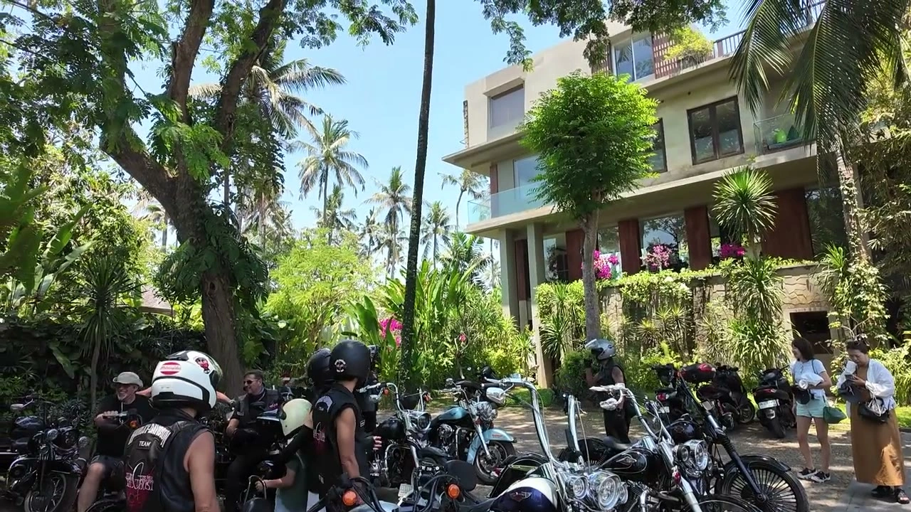 朝の宿の前、出発を前に集まる仲間たち｜2026年9月 バリ島ハーレーツーリング — TEAM THE GHOST West Bali