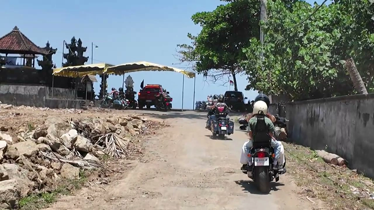 海辺の寺院へ続く道を進むハーレー｜2026年9月 バリ島ハーレーツーリング — TEAM THE GHOST West Bali