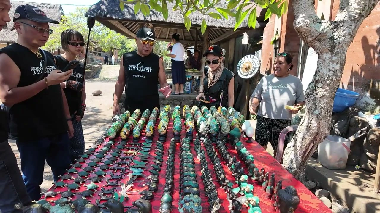 色とりどりの絵付けの卵の露店を囲む仲間｜2026年9月 バリ島ハーレーツーリング — TEAM THE GHOST West Bali