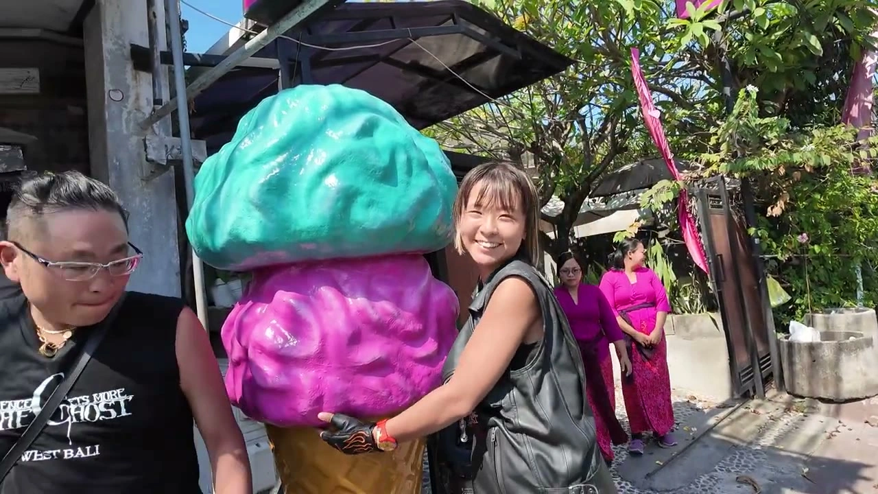 大きなアイスクリームの看板を抱えて笑う二人｜2026年9月 バリ島ハーレーツーリング — TEAM THE GHOST West Bali