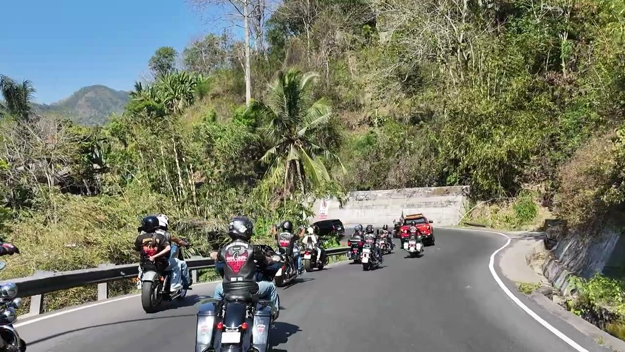 山あいのカーブを連なって走る｜2026年9月 バリ島ハーレーツーリング — TEAM THE GHOST West Bali