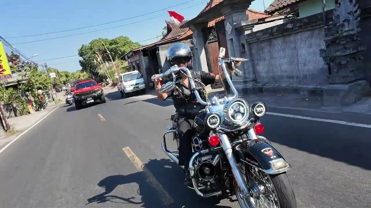 赤いサポートカーを後ろに従えて走る｜2026年9月 バリ島ハーレーツーリング — TEAM THE GHOST West Bali