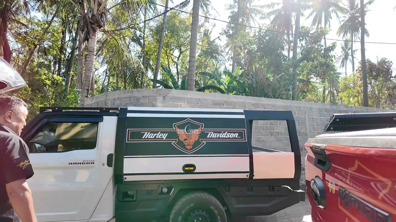 ハーレーダビッドソンのロゴが入った車と、メンバー｜2026年9月 バリ島ハーレーツーリング — TEAM THE GHOST West Bali
