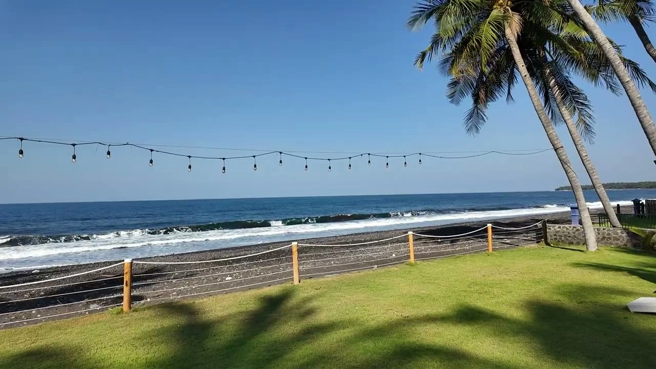 ヤシの木と電飾の向こうに広がる海｜2026年9月 バリ島ハーレーツーリング — TEAM THE GHOST West Bali