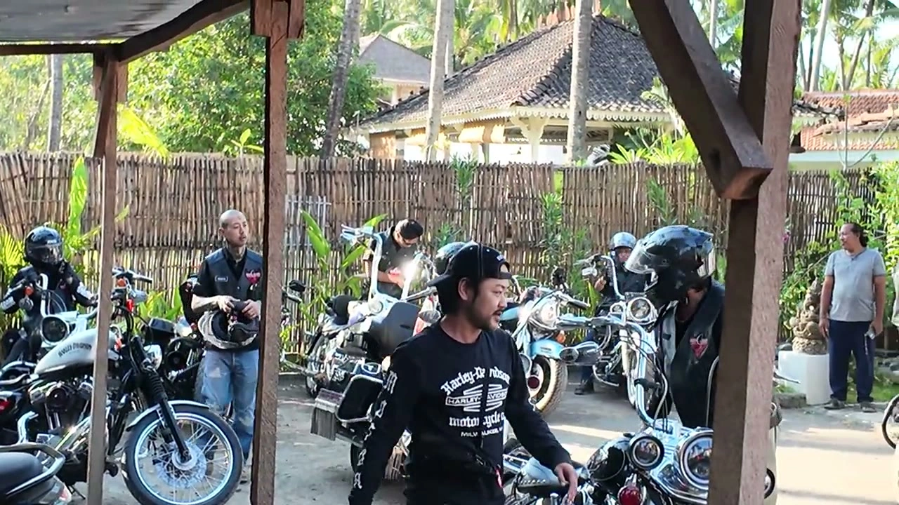 休憩所の屋根の下、ハーレーを並べて一服｜2026年9月 バリ島ハーレーツーリング — TEAM THE GHOST West Bali