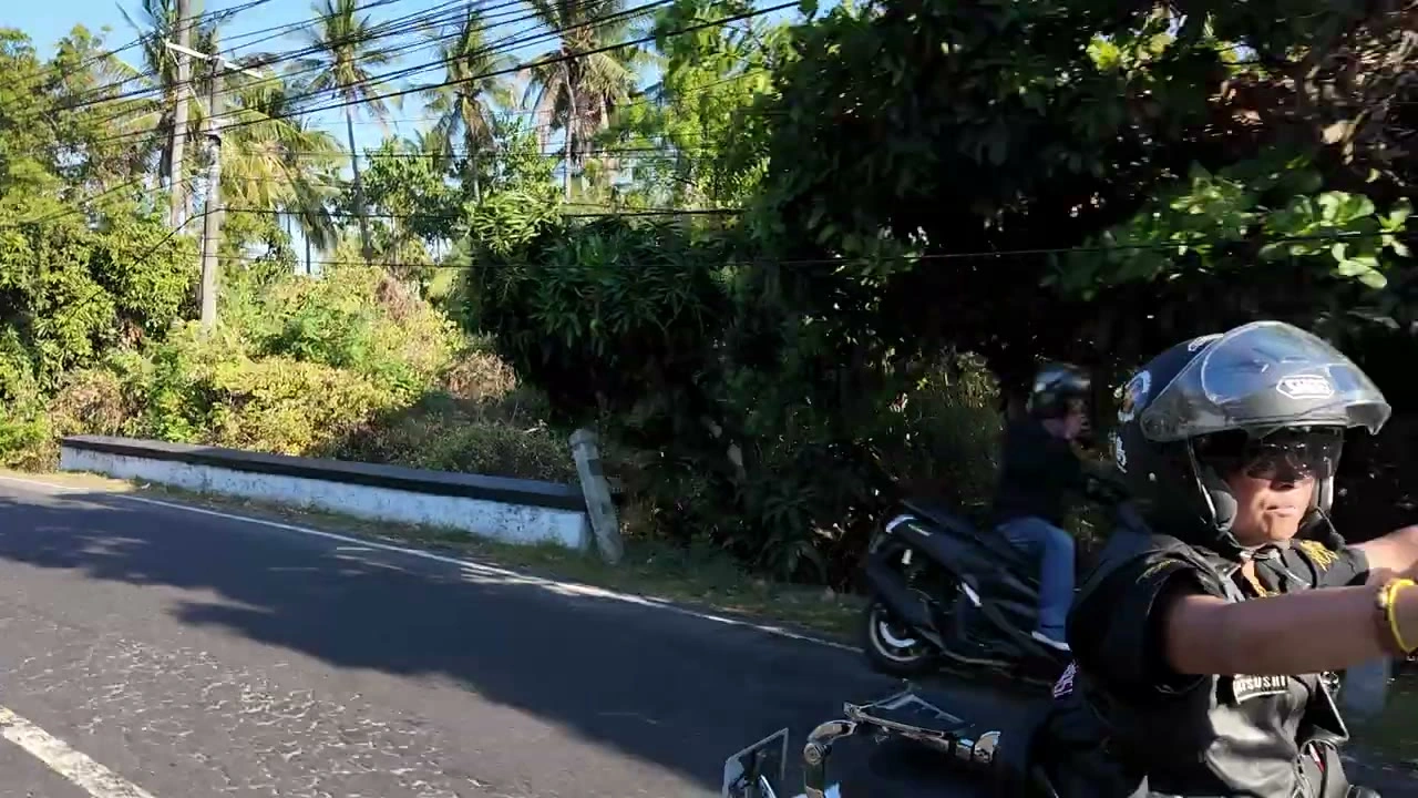 ヘルメット越しに笑顔を見せるライダー｜2026年9月 バリ島ハーレーツーリング — TEAM THE GHOST West Bali