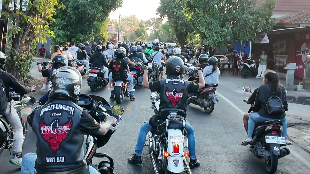 地元のバイクの波の中を進む、THE GHOSTのベスト｜2026年9月 バリ島ハーレーツーリング — TEAM THE GHOST West Bali