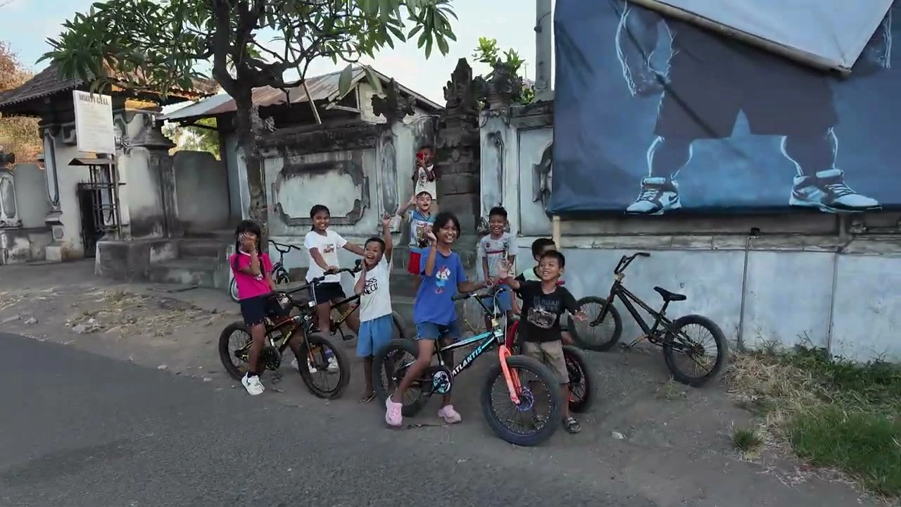 自転車を止めて手を振る、村の子どもたち｜2026年9月 バリ島ハーレーツーリング — TEAM THE GHOST West Bali