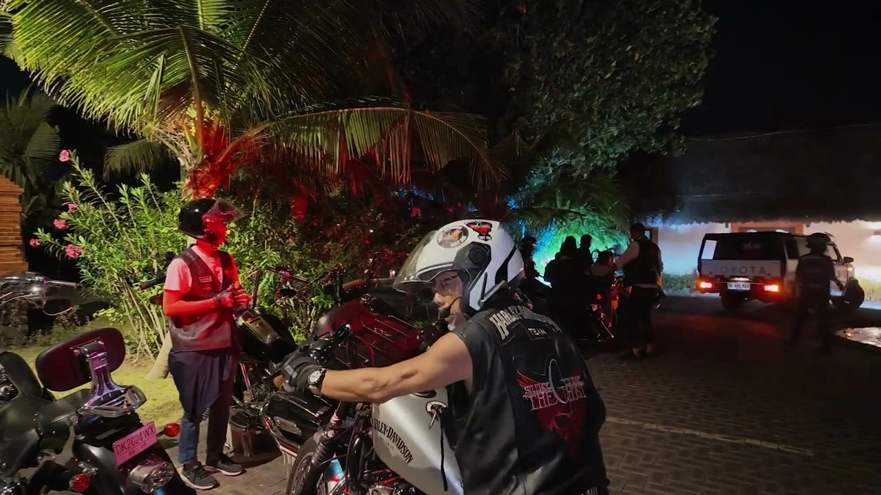 夜、宿に着いてバイクを停める｜2026年9月 バリ島ハーレーツーリング — TEAM THE GHOST West Bali