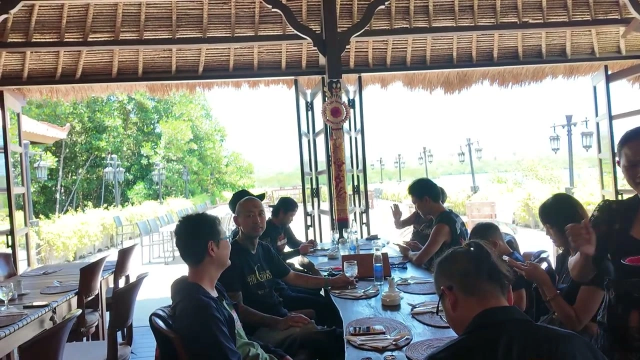 屋根の下の長いテーブルで、昼食を囲む｜2026年9月 バリ島ハーレーツーリング — TEAM THE GHOST West Bali