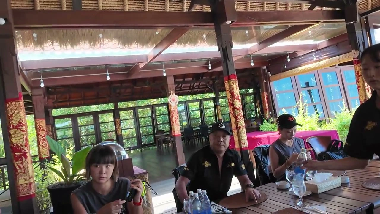 昼食の席で、くつろぐメンバー｜2026年9月 バリ島ハーレーツーリング — TEAM THE GHOST West Bali