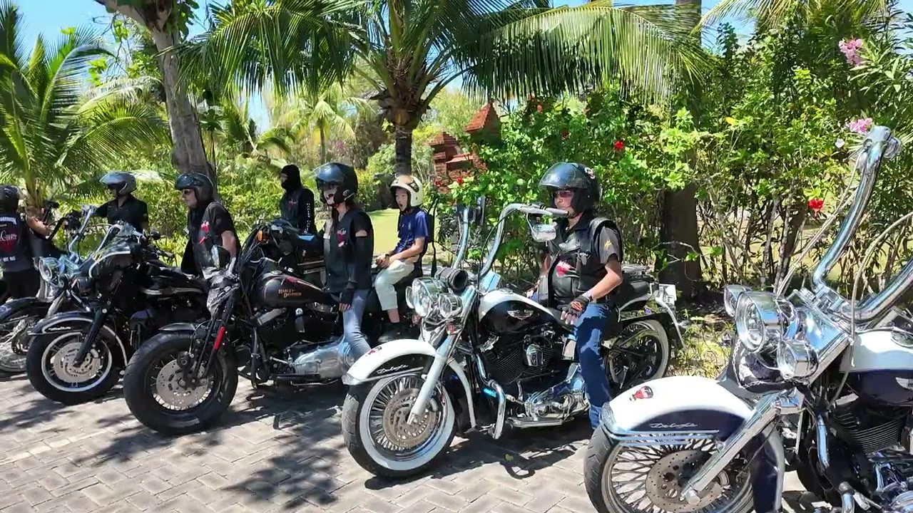 ヤシの木の下、ハーレーにまたがって出発を待つ｜2026年9月 バリ島ハーレーツーリング — TEAM THE GHOST West Bali
