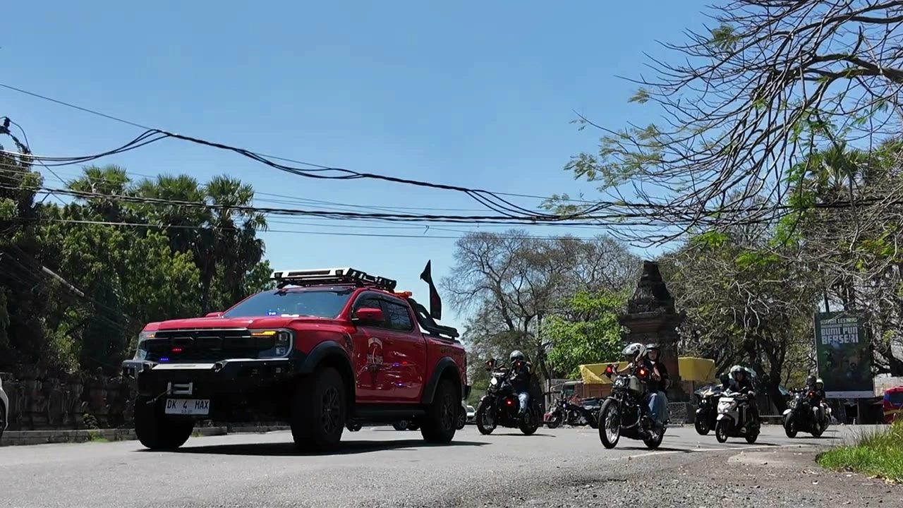 寺院の門の前を、サポートカーを先頭に進む｜2026年9月 バリ島ハーレーツーリング — TEAM THE GHOST West Bali