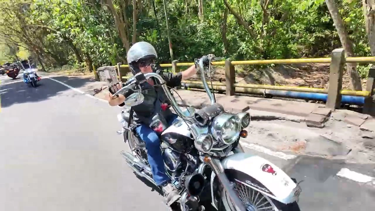 手を挙げて走る、森の中のライダー｜2026年9月 バリ島ハーレーツーリング — TEAM THE GHOST West Bali