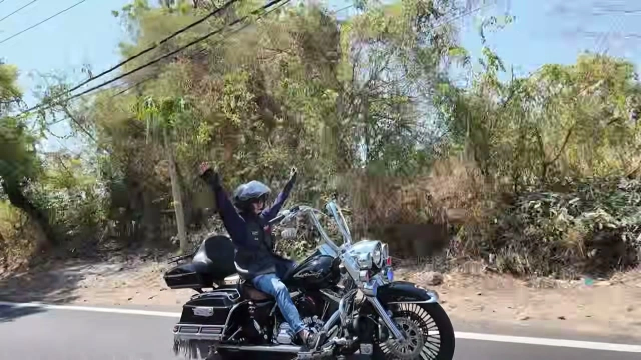 両手を挙げてカメラに応えるライダー｜2026年9月 バリ島ハーレーツーリング — TEAM THE GHOST West Bali