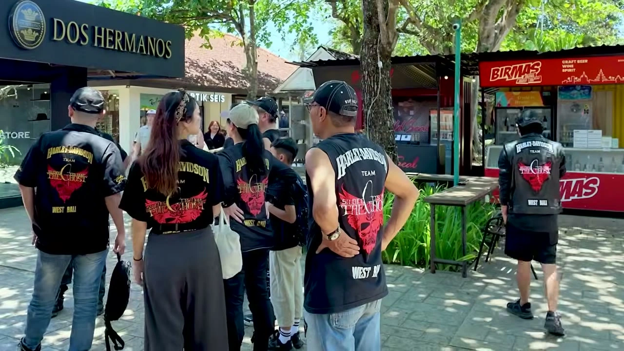 「DOS HERMANOS」の看板の前、チームシャツで集まる仲間たち｜2026年10月 バリ島ハーレーツーリング — TEAM THE GHOST West Bali