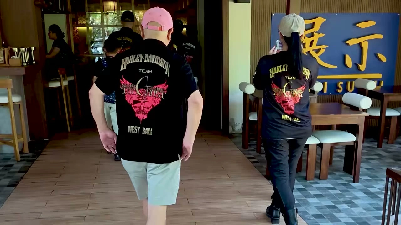 背中にTHE GHOSTのロゴ、そろって寿司店へ入っていく｜2026年10月 バリ島ハーレーツーリング — TEAM THE GHOST West Bali