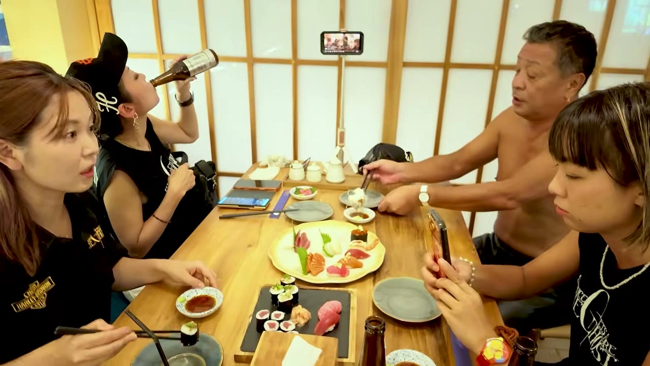 寿司を前に、瓶を傾けてのどをうるおすランチ｜2026年10月 バリ島ハーレーツーリング — TEAM THE GHOST West Bali