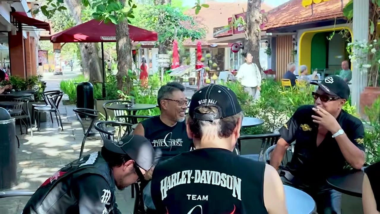 テラス席に集まり、ひと息つくメンバーたち｜2026年10月 バリ島ハーレーツーリング — TEAM THE GHOST West Bali
