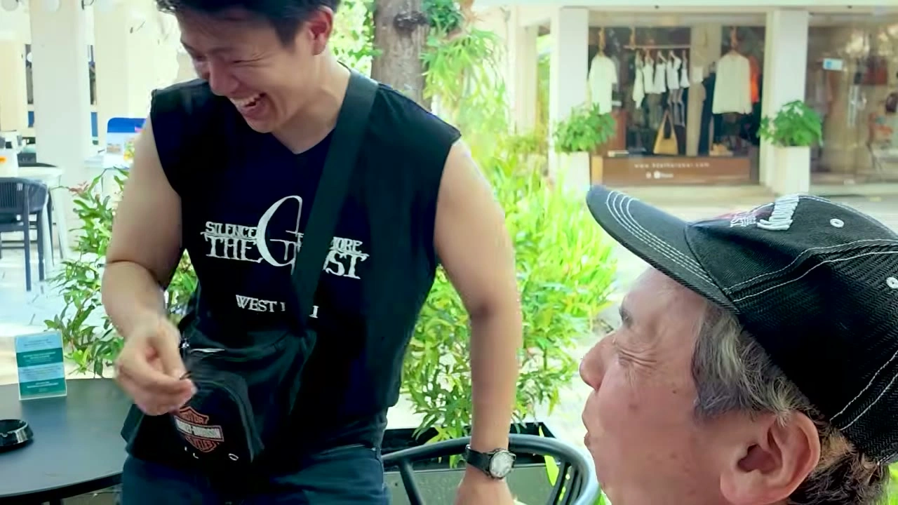 こらえきれずに吹き出す、テラスでの笑いのひととき｜2026年10月 バリ島ハーレーツーリング — TEAM THE GHOST West Bali
