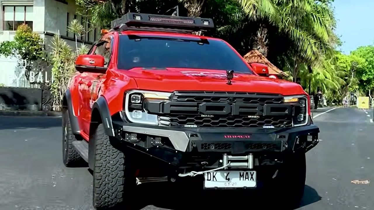 出番を待つ真っ赤なサポートカー｜2026年10月 バリ島ハーレーツーリング — TEAM THE GHOST West Bali