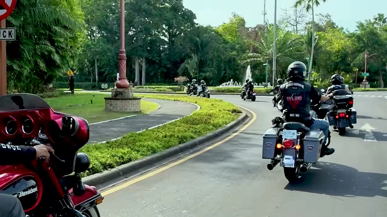 緑の中央分離帯に沿って、隊列で走るハーレー｜2026年10月 バリ島ハーレーツーリング — TEAM THE GHOST West Bali